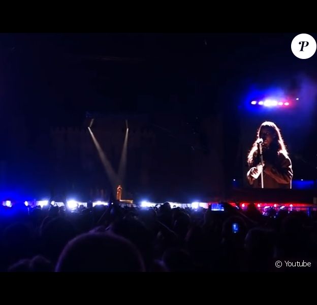 Rihanna rendant hommage aux victimes de l'attentat de Nice, en concert à Lyon le 19 juillet 2016