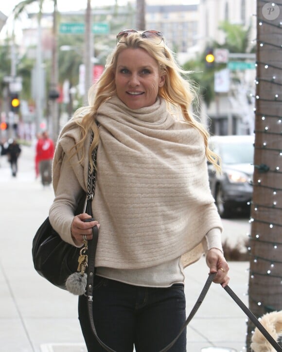 Exclusif - Nicollette Sheridan se balade avec son chien dans les rues de Beverly Hills, le 6 décembre 2013