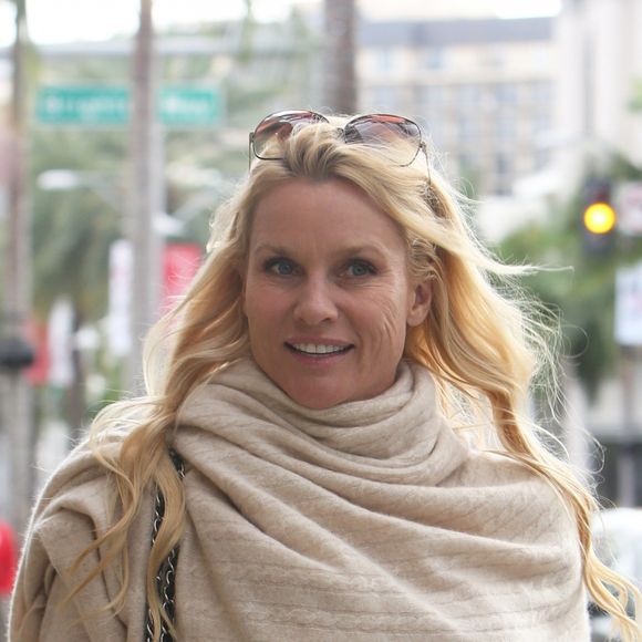 Exclusif - Nicollette Sheridan se balade avec son chien dans les rues de Beverly Hills, le 6 décembre 2013
