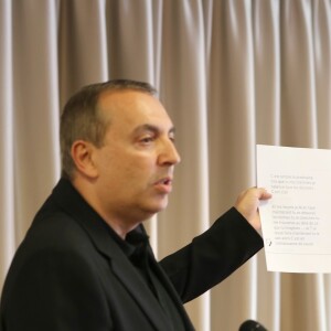 Jean-Marc Morandini fait une déclaration à la presse dans un salon de l'hôtel Radisson à Boulogne-Billancourt, le 19 juillet 2016.