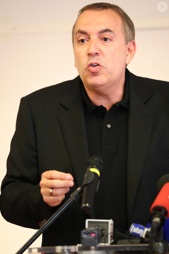 Jean-Marc Morandini fait une déclaration à la presse dans un salon de l'hôtel Radisson à Boulogne-Billancourt, le 19 juillet 2016.