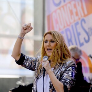 Céline Dion donne un concert lors de sa participation à l'émission "Today" de la chaîne NBC au Rockefeller Plaza à New York, le 22 juillet 2016.
