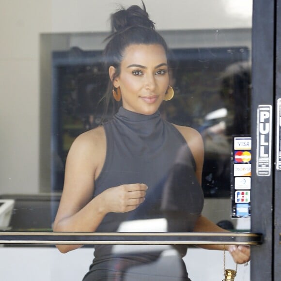 Kim Kardashian a fait un stop dans un salon de manucure à West Hollywood Los Angeles, le 22 Juillet 2016