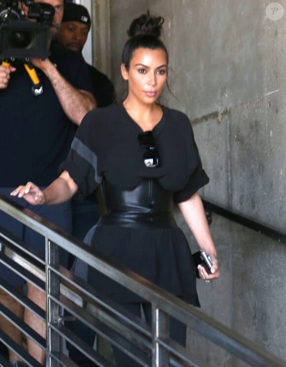 Les soeurs Kim et Khloe Kardashian à la sortie des studios Milk à Hollywood. Khloe porte une robe très moulante sans soutien gorge! Le 19 juillet 2016