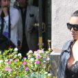 Kim Kardashian est allée déjeuner avec sa soeur Khloé, sa mère Kris Jenner et son meilleur ami Jonathan Cheban à Westlake, le 15 juillet 2015