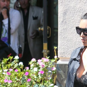 Kim Kardashian est allée déjeuner avec sa soeur Khloé, sa mère Kris Jenner et son meilleur ami Jonathan Cheban à Westlake, le 15 juillet 2015