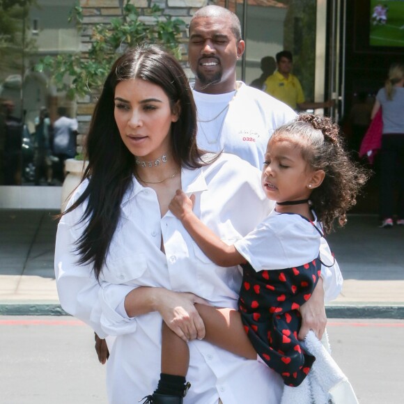 Kim Kardashian avec son mari Kanye West et leur fille North West - La famille Kardashian sort du cinema après vu le film "Finding Dory" à Calabasas le 25 juin 2016.