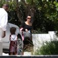 Kim Kardashian avec son mari Kanye West et leur fille North se rendent chez des amis à Brentwood le 9 juillet 2016.
