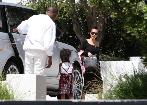 Kim Kardashian avec son mari Kanye West et leur fille North se rendent chez des amis à Brentwood le 9 juillet 2016.
