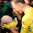 Christopher Froome a eu la joie d'être accueilli par sa femme Michelle et leur fils Kellan (7 mois) à l'arrivée de la dernière étape du Tour de France sur les Champs-Elysées à Paris le 24 juillet 2016. © Coadic Guirec / Bestimage