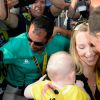 Christopher Froome a eu la joie d'être accueilli par sa femme Michelle et leur fils Kellan (7 mois) à l'arrivée de la dernière étape du Tour de France sur les Champs-Elysées à Paris le 24 juillet 2016. © Coadic Guirec / Bestimage