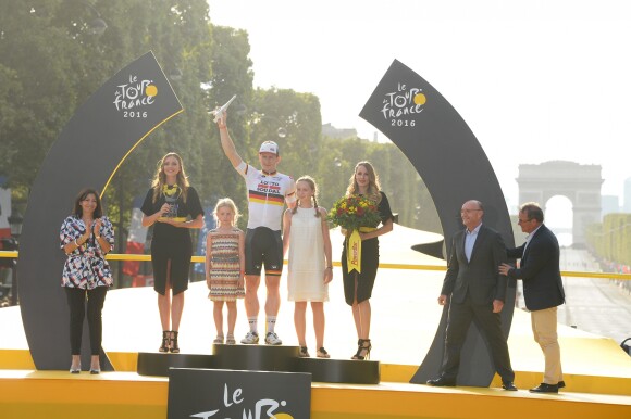 André Greipel, entouré de ses filles, fête sa victoire dans l'étape des Champs-Elysées, au dernier jour du Tour de France, à Paris le 24 juillet 2016. © Coadic Guirec / Bestimage