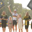 André Greipel, entouré de ses filles, fête sa victoire dans l'étape des Champs-Elysées, au dernier jour du Tour de France, à Paris le 24 juillet 2016. © Coadic Guirec / Bestimage