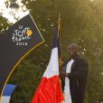 Teddy Riner à l'arrivée du Tour de France 2016 sur les Champs-Elysées à Paris le 24 juillet 2016. L'octuple champion du monde de judo sera le porte-drapeau de la délégation française lors de la cérémonie d'ouverture des Jeux olympiques de Rio, le 5 août.