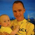 Christopher Froome et son fils Kellan, âgé de 7 mois, dimanche 24 juillet 2016 à Paris, quelques heures après l'arrivée du Tour de France.