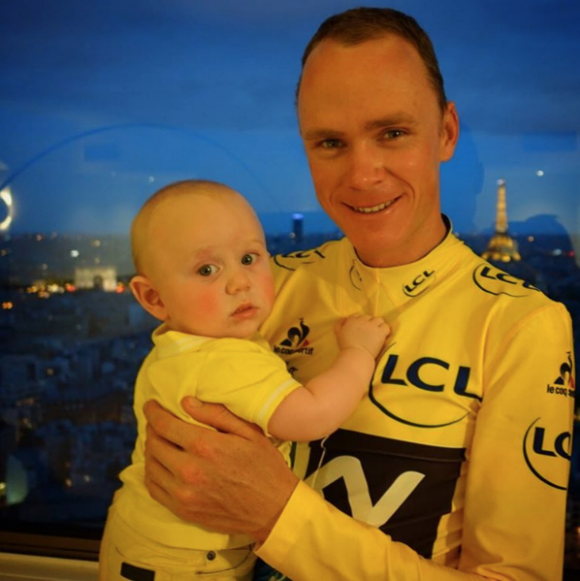 Christopher Froome et son fils Kellan, âgé de 7 mois, dimanche 24 juillet 2016 à Paris, quelques heures après l'arrivée du Tour de France.
