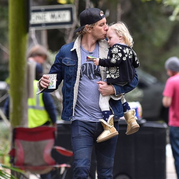 Exclusif - Dax Shepard se promène avec sa fille Lincoln Shepard à Nouvelle-Orléans le 20 janvier 2016.