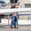 Exclusif - Prix spécial - Gwen Stefani et son compagnon Blake Shelton s'embrassent sur le tarmac d'un aéroport à Los Angeles le 21 juin 2016. Blake Shelton viens de fêter ses 40 ans le 18 juin.