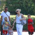Gwen Stefani, son mari Gavin Rossdale et leurs enfants Kingston, Zuma et Apollo vont déjeuner au restaurant à l'occasion de la fête des pères à Los Angeles, le 21 juin 2015.