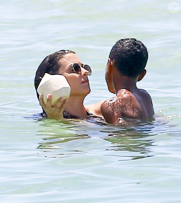 Ludivine Sagna et son fils Kais se baignent à Miami. Le 23 juillet 2016.
