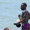 Bacary Sagna et son fils Kais se baignet à Miami. Le 23 juillet 2016.