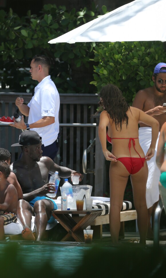 Bacary Sagna, sa femme Ludivine et leurs fils Kais et Elias à la piscine du W South Beach à Miami, le 18 juillet 2016.