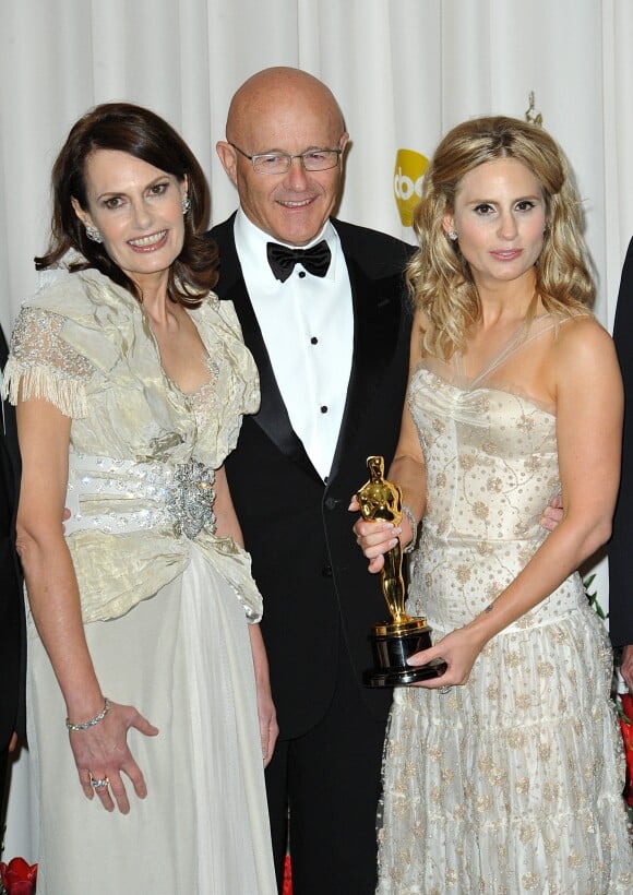 Sally Bell, Kim Ledger et Kate Ledger avec l'Oscar du meilleur acteur dans un second role pour Heath Ledger, à Los Angeles, le 22 février 2009.