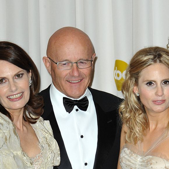 Sally Bell, Kim Ledger et Kate Ledger avec l'Oscar du meilleur acteur dans un second role pour Heath Ledger, à Los Angeles, le 22 février 2009.