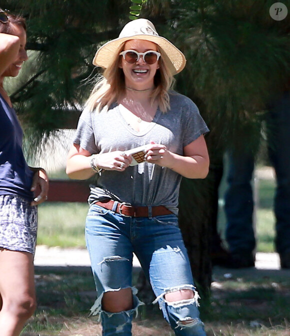 Hilary Duff emmène son fils Luca jouer au foot dans un parc à Studio City, le 25 juillet 2016