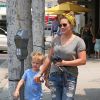 Hilary Duff et son fil Luca sont allés déjeuner au South Beverly Grill à Beverly Hills, le 23 juillet 2016.