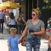 Hilary Duff et son fil Luca sont allés déjeuner au South Beverly Grill à Beverly Hills, le 23 juillet 2016.
