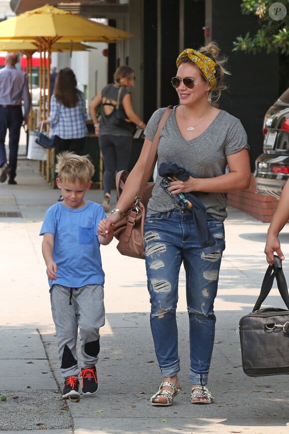 Hilary Duff et son fil Luca sont allés déjeuner au South Beverly Grill à Beverly Hills, le 23 juillet 2016.