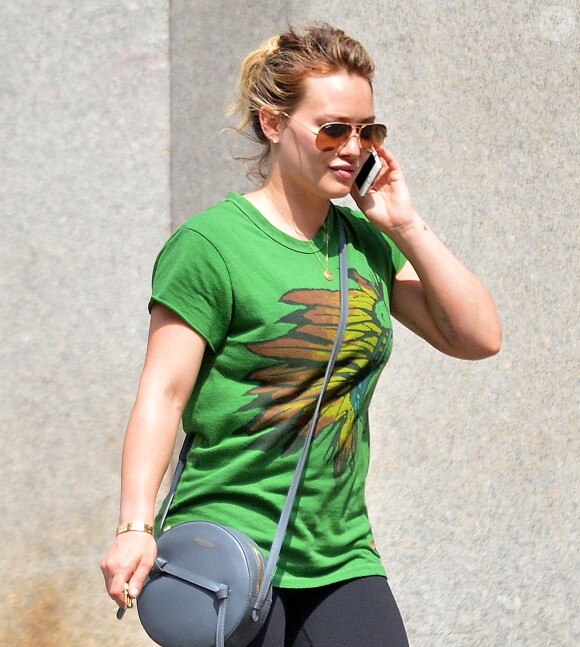 Hilary Duff discute et se promène dans les rues de New York, le 13 juillet 2016