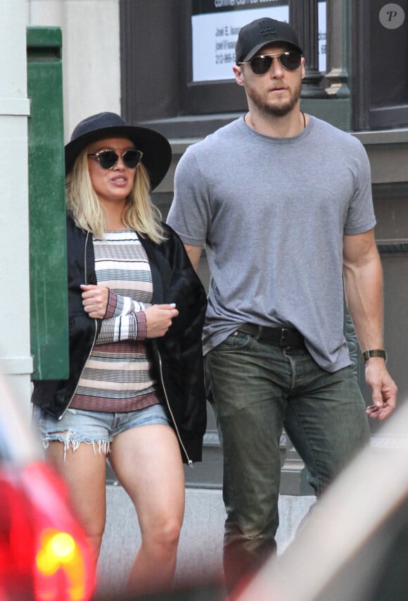 Hilary Duff se promène avec son compagnon et coach personnel Jason Walsh à New York le 19 juin 2016.