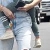 Hilary Duff, dans un style très cow-boy, porte son fils Luca dans la rue à Los Angeles, le 10 juin 2016.