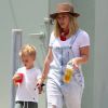 Hilary Duff, dans un style très cow-boy, avec son fils Luca dans la rue à Los Angeles, le 10 juin 2016.
