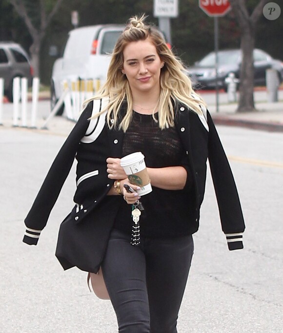 Hilary Duff se promène dans les rues de Beverly Hills, le 4 mai 2016