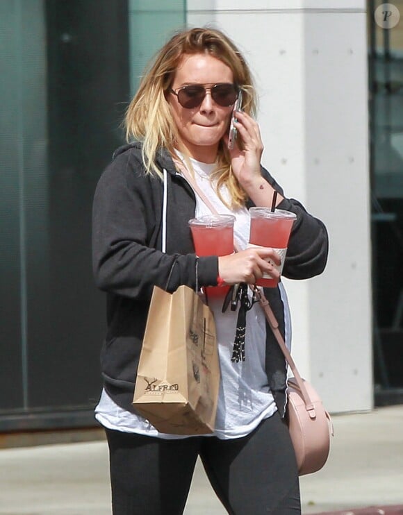 Hilary Duff fait du shopping dans les rues de Los Angeles, le 3 mai 2016