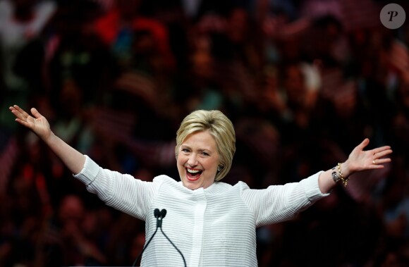 La candidate aux primaires démocrates pour les élections présidentielles américaines, Hillary Clinton, revendique sa victoire devant ses supporters à Brooklyn, et devient ainsi la première femme dans l'histoire des Etats-Unis à être investie par l'un des grands partis. Le 7 juin 2016