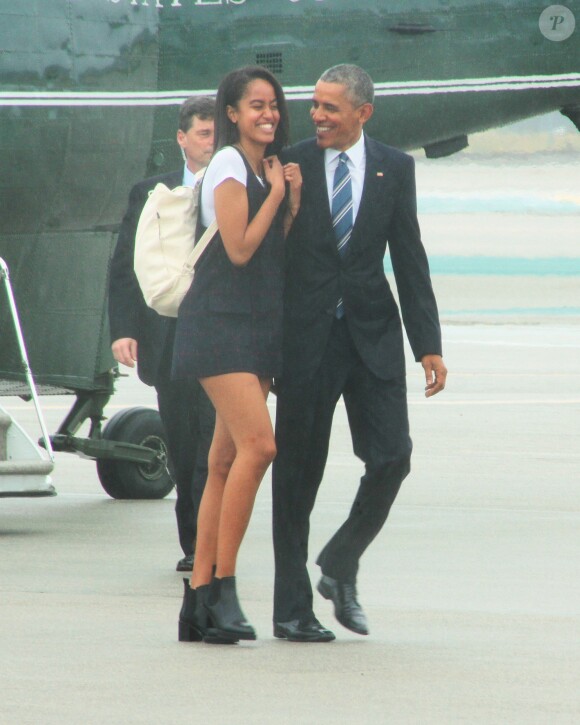 Le président Américain Barack Obama accompagné de sa fille Malia quitte Los Angeles à bord de Air Force One le 8 Avril 2016.