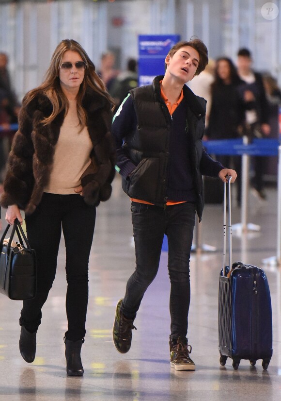 Liz (Elizabeth) Hurley et son fils Damian Charles à l'aéroport de Marbella, le 18 février 2016