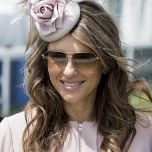 Elizabeth Hurley (Liz Hurley) lors de la course hippique "Investec Epsom Derby"à Epson en Angleterre le 6 juin 2015