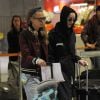 Cara Delevingne et sa compagne Annie Clark (St. Vincent) arrivent à l'aéroport Charles de Gaulle à Roissy, le 28 février 2016.