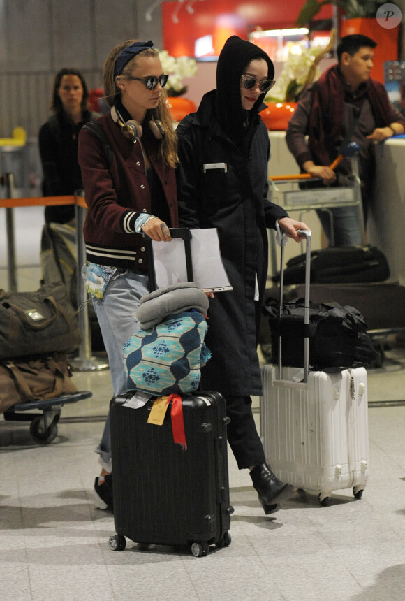 Cara Delevingne et sa compagne Annie Clark (St. Vincent) arrivent à l'aéroport Charles de Gaulle à Roissy, le 28 février 2016.