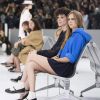 Annie Clark (St Vincent) et sa compagne Cara Delevingne - Défilé Chanel, collection prêt-à-porter printemps-été 2016, au Grand Palais à Paris. Le 6 octobre 2015.