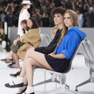 Annie Clark (St Vincent) et sa compagne Cara Delevingne - Défilé Chanel, collection prêt-à-porter printemps-été 2016, au Grand Palais à Paris. Le 6 octobre 2015.