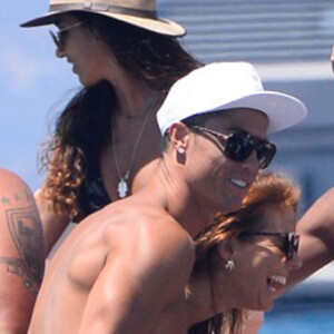 Exclusif - Cristiano Ronaldo profite avec ses amis de ses vacances à Formentera, le 19 juillet 206.