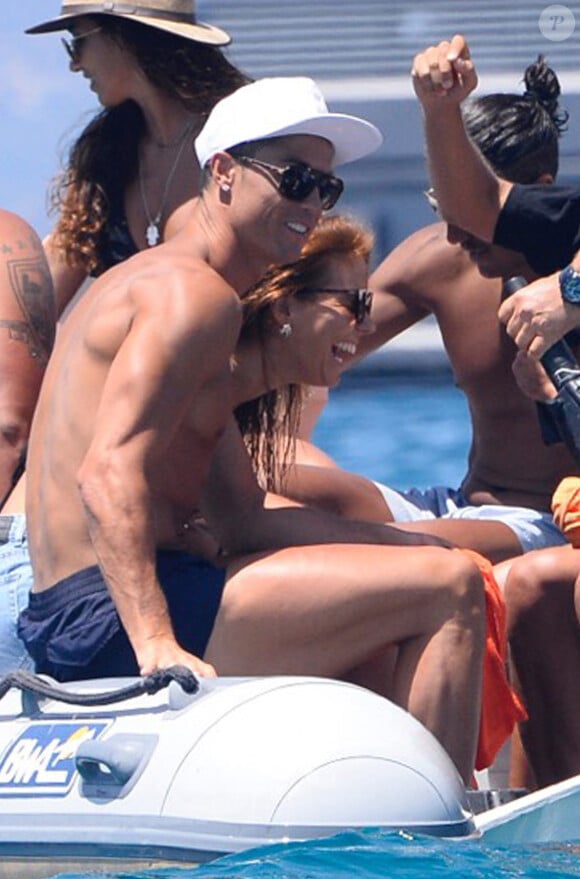 Exclusif - Cristiano Ronaldo profite avec ses amis de ses vacances à Formentera, le 19 juillet 206.