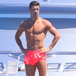 Exclusif - Cristiano Ronaldo se ressource avec son fils Cristiano Jr et sa mère Maria Dolores dos Santos Aveiro en vacances en famille sur un yatch à Ibiza le 17 juillet.