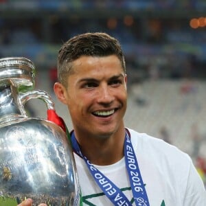 Cristiano Ronaldo pose avec la coupe d'Europe à l'issue du match de la finale de l'Euro 2016 Portugal-France au Stade de France à Saint-Denis le 10 juillet 2016. © Cyril Moreau / Bestimage